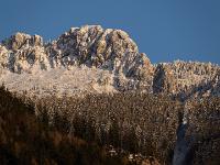 Goldenes Abendlicht auf frisch verschneiter Kampenwand Westflanke Anfang April